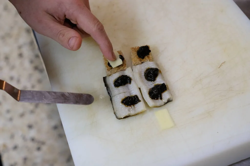 ‘Xapadillo’ de anguila con alga nori y jengibre