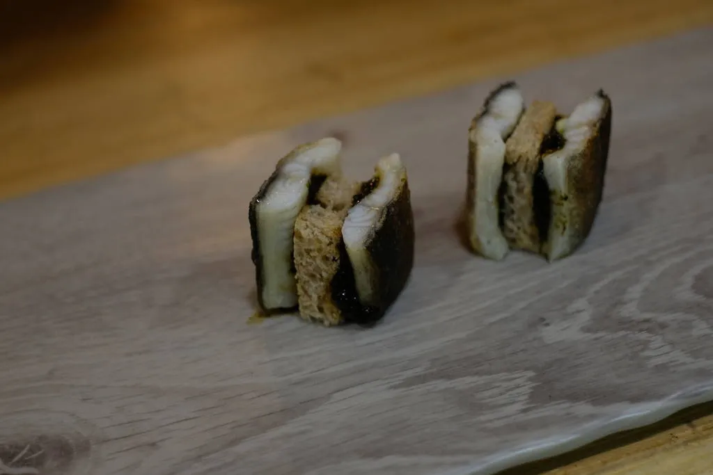 ‘Xapadillo’ de anguila con alga nori y jengibre