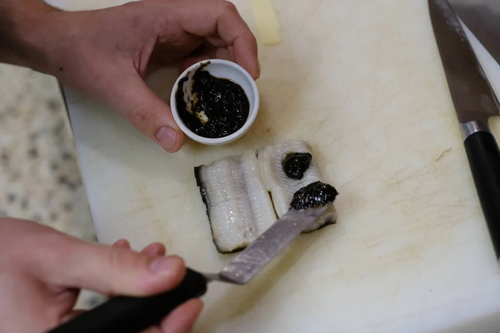 ‘Xapadillo’ de anguila con alga nori y jengibre