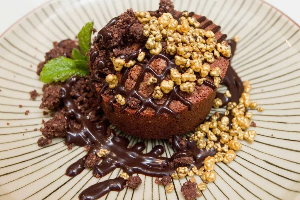 Kotoro. Brownie con wasabi y petazetas
