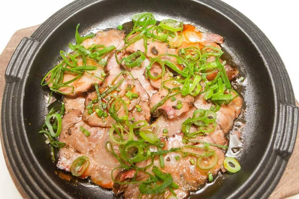 Kotoro. Cerdo ibérico teriyaki con trufa y cebollino