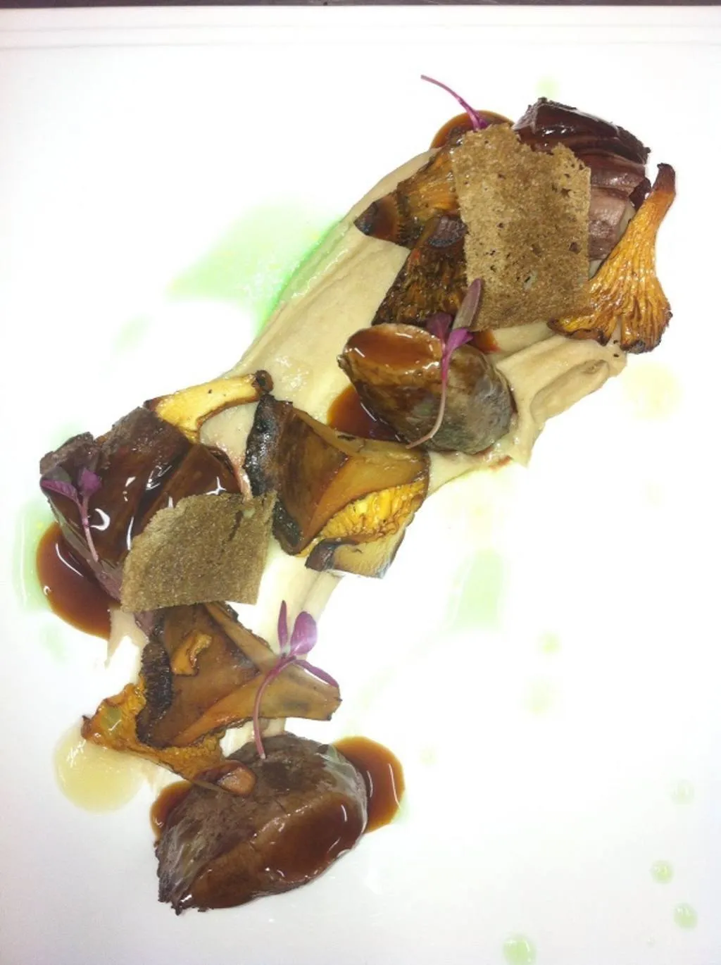 El Lago. Lomo de ciervo con cremoso de castañas y setas en escabeche