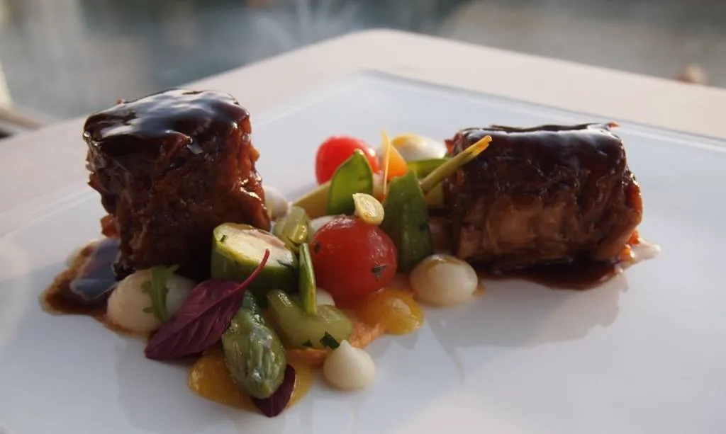 Paletilla de chivo lechal malagueño con gtabulé vegetal y yogurt de soja y naranja