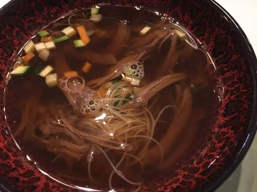 Sopa de jarrete de ternera y fideos chinos