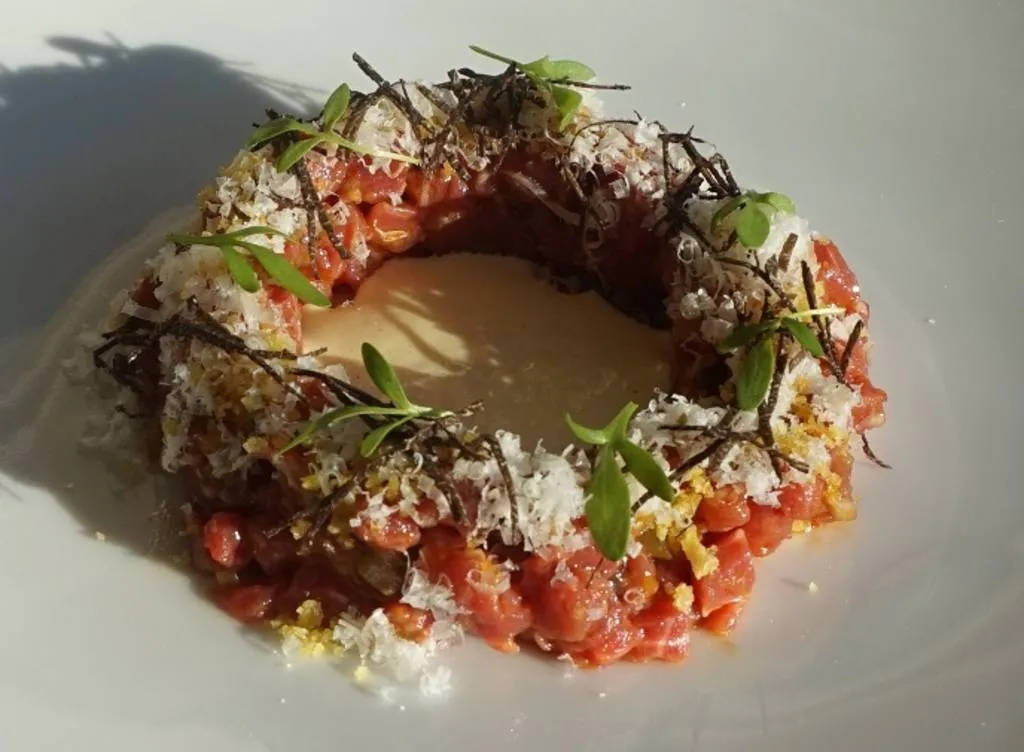 Steak tartar de ternera con crema de huevos fritos y trufa