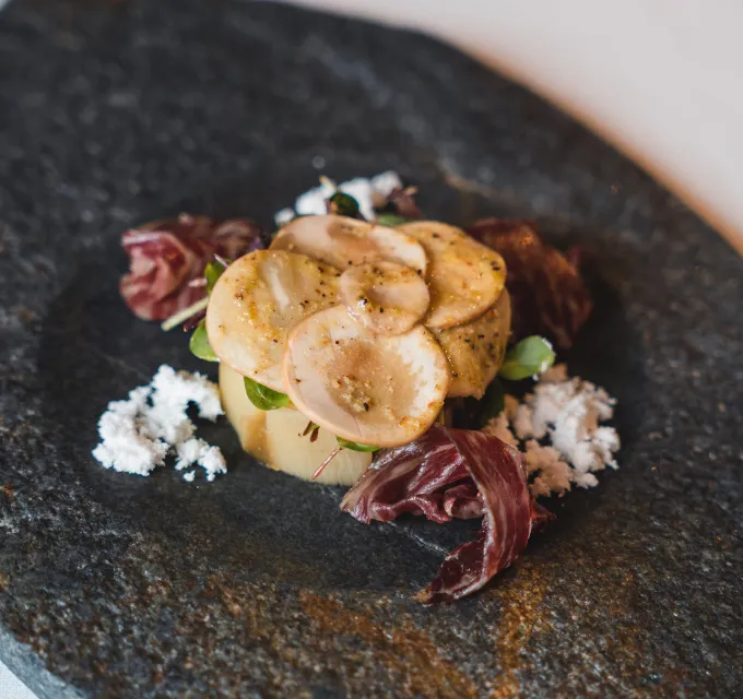Ensalada de puerro, cecina y romesco verde
