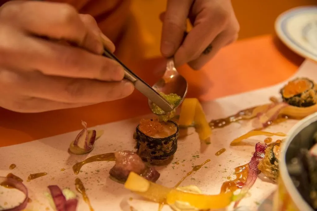 Maridaje Nobook: makis de salmón en tempura con cerveza Inedit