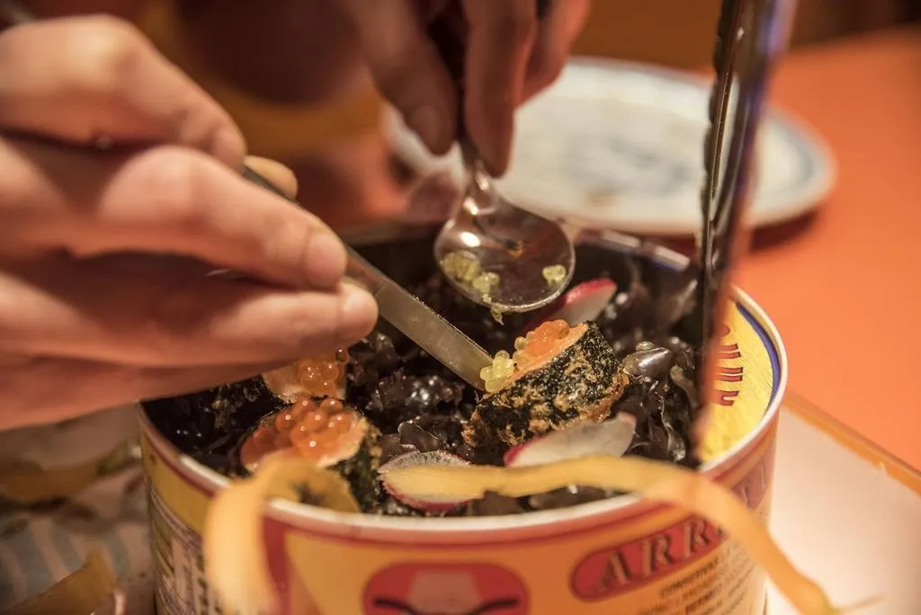 Maridaje Nobook: makis de salmón en tempura con cerveza Inedit