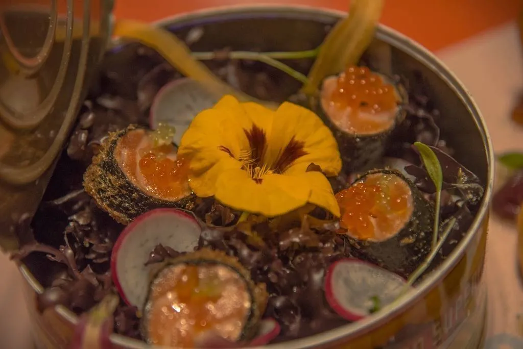 Maridaje Nobook: makis de salmón en tempura con cerveza Inedit