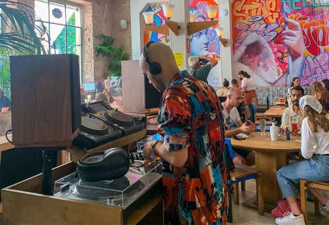 Flax & Kale estrena “Saturday Live Brunch”, amb DJs i plats nous