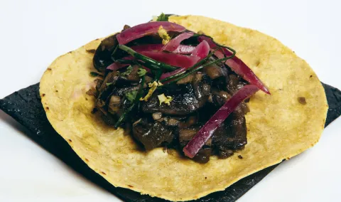 Taco de champiñón ahumado y chile poblano