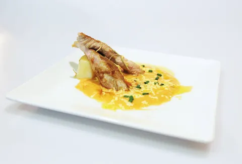 Secreto confitado con crema de salmorejo 