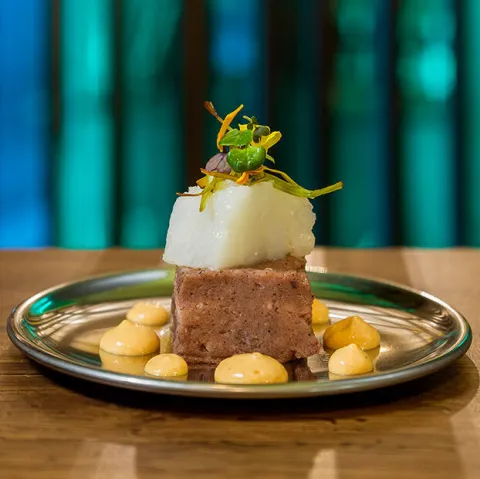 Brownie de morcilla y bacalao