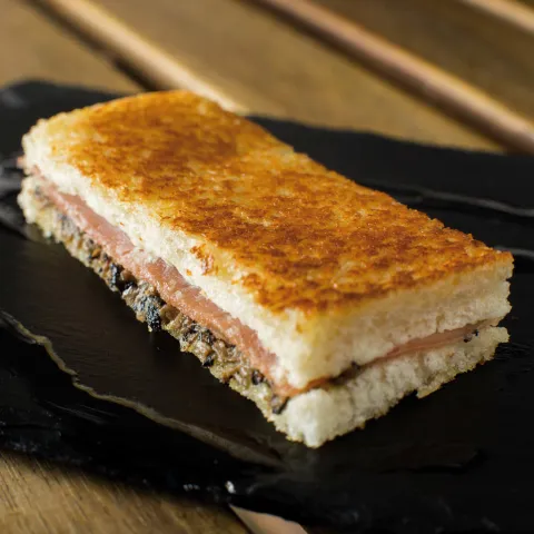 Bikini de Mozzarela, Trufa y Jamón Ibérico