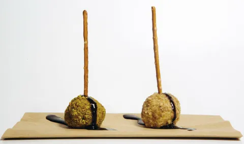 Brocheta de bolas de queso