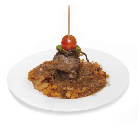 Espeto de carrillera, arena de migas y su vino Málaga