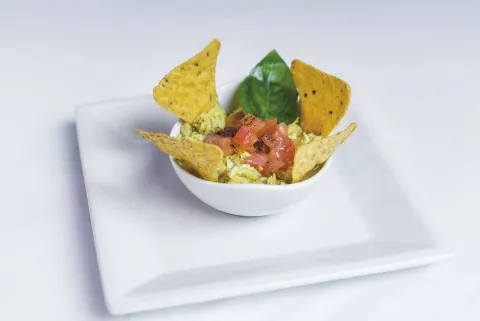 Nachos con guacamole y tomate fresco