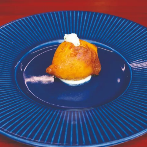 Buñuelo de bacalao sombreado en aliño de alioli
