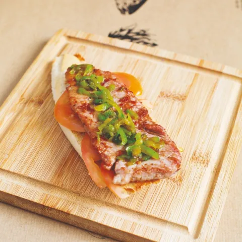 Bocado de atún rojo en jugo de chato murciano y pimiento caramelizado