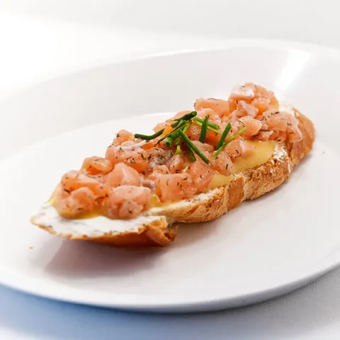 Tartar de salmó amb salsa noruega