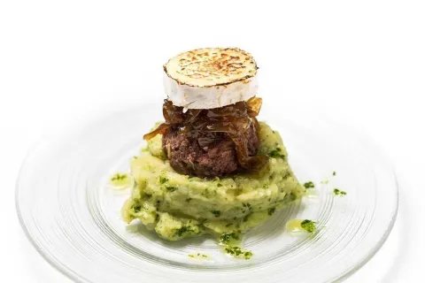 Bola de ternera con queso de cabra y cebolla caramelizada