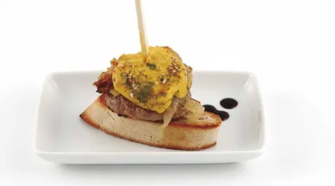 Hamburguesa de cordero, cebolla confitada i mayonesa de curry