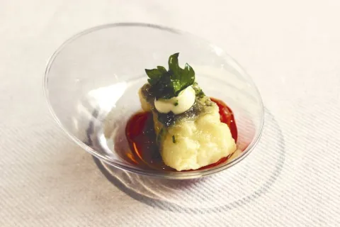 Mini bacalao con pisto con muselina