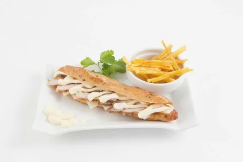Mc Parada (entrepà de cansalada viada amb formatge manchego, allioli de mango i patates fragides)