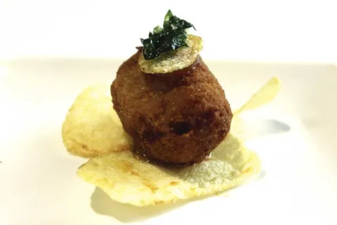 Chip con croqueta de carne de olla con mermelada de albaricoque