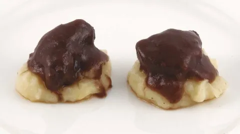 Tierno de cerdo con salsa de Oporto sobre cremoso de patata