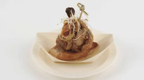 Chupa-chups de pollo escabechado con crujiente de germinados