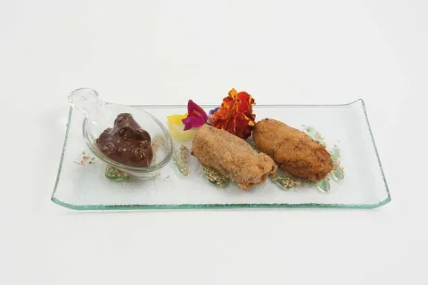 Croquetes de trinxat arrebossades amb panco acompanyades d'allioli d'all negre