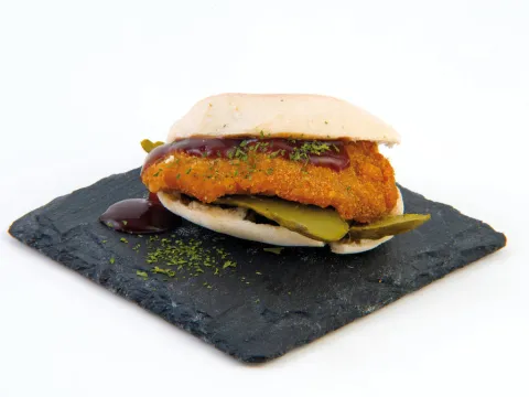 Mini pita de secret de porc amb arrebossat de romesco i salsa barbacoa