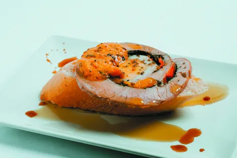 MATAMBRE ARROLLADO CON VERDURAS HUEVOS DUROS