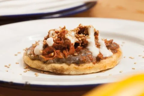 Sope de pollastre amb mole + cervesa malquerida