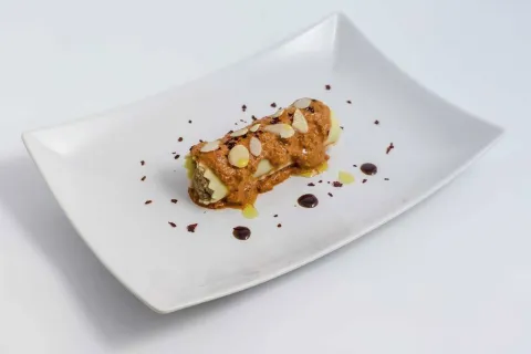 Canelón de brandada de bacalao con romesco