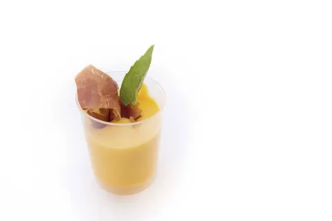 Crema de meló amb cruixent de pernil