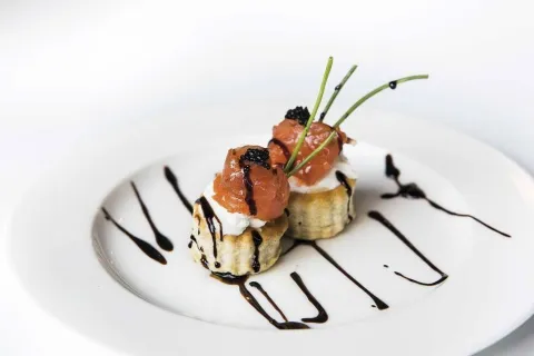 Petits vol-au-vents de salmó amb fruites del bosc