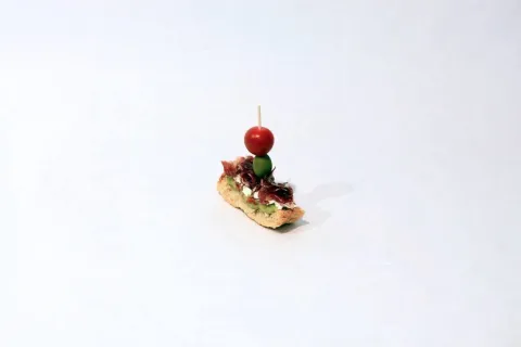 Coca de Vidre amb Guacamole i Pernil Ibèric