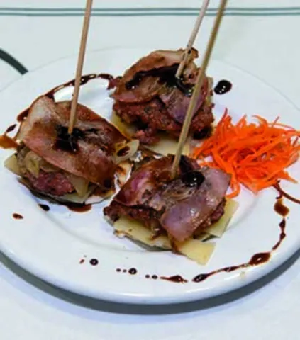 Mini hamburguesa picant amb bacó i formatge, amb reducció de P. Ximenez