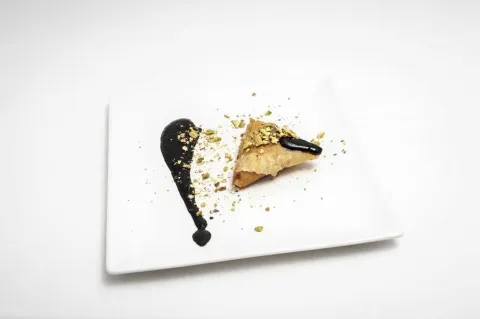 Crujiente de pulpo con salsa de calamar