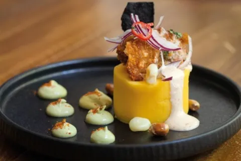 Causa acebichada amb peix cruixent + cervesa malquerida
