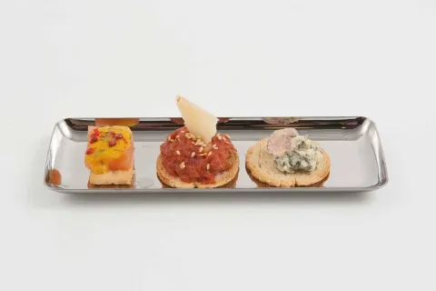 3 petites degustacions: dau de salmó fumat, tàrtar Korea i formatge blau Stilton amb gelée de violetes