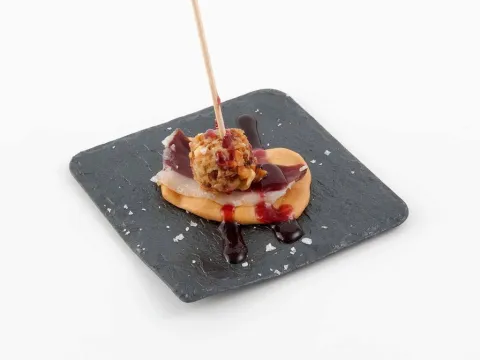 Bombón de foie sobre tostada con jamón de pato