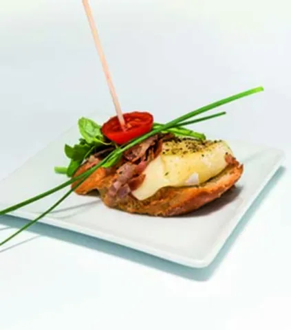 Pintxo de formatge fos italià amb juliana de bacó