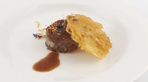 Meloso de cuello de cordero a la Dijon con crujiente de patata