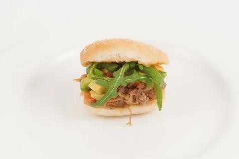 Pulled Dot: entrepà de carn de porc rostida a baixa temperatura, alvocat, ceba cruixent i un toc picant