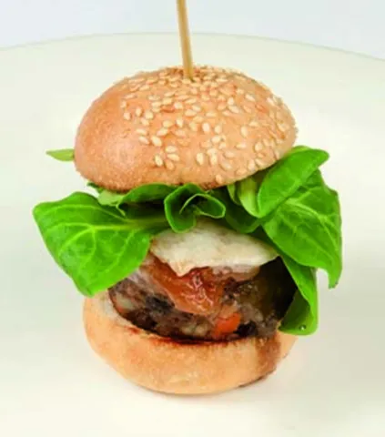 Hamburguesa de cua de bou amb verduretes, canonges i codony