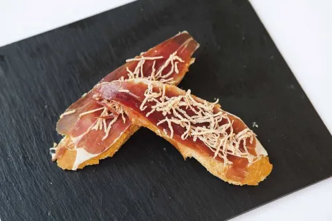 Llesques de pernil ibèric amb encenalls de foie