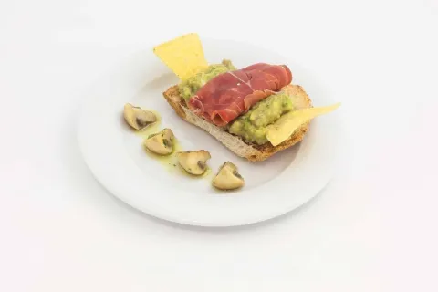 Barquita de guacamole y jamón